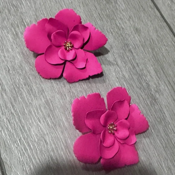 GORGEOUS PINK FLOWER EARRINGS - Picture 1 of 4